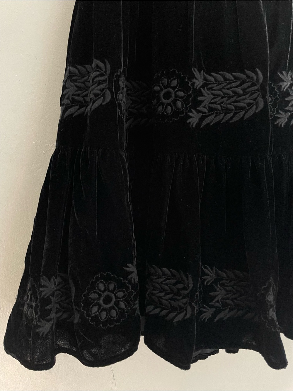 BCBG Max Azria Tiered Velvet Black Boho Embroidered Midi Skirt Sz. 4 - Picture 2 of 7